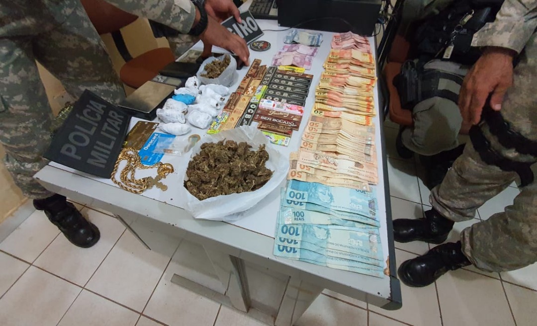 Com ajuda de cão farejador, PM apreende drogas e mais de 3 mil reais em Brasileia
